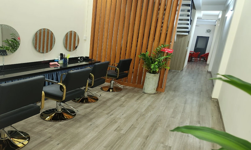 호치민 공항 인근 이발소 내부 인테리어, 안정적인 조명과 쾌적한 분위기