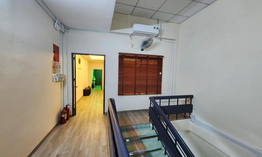 호치민 배트맨2 이발소 로비 공간, 깔끔한 대기 좌석과 정돈된 분위기