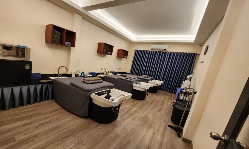 배트맨2 이발소 이용 모습, 숙련된 바버의 세심한 커트 서비스