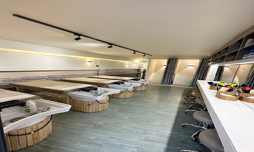 호치민 이발소 로비 공간, 깔끔한 대기 좌석과 정돈된 분위기