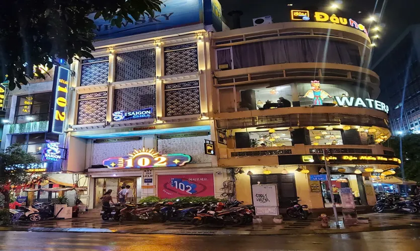 호치민 1군 102 가라오케 입구 전경, 프라이빗 룸과 한국식 운영 시스템을 갖춘 가라오케