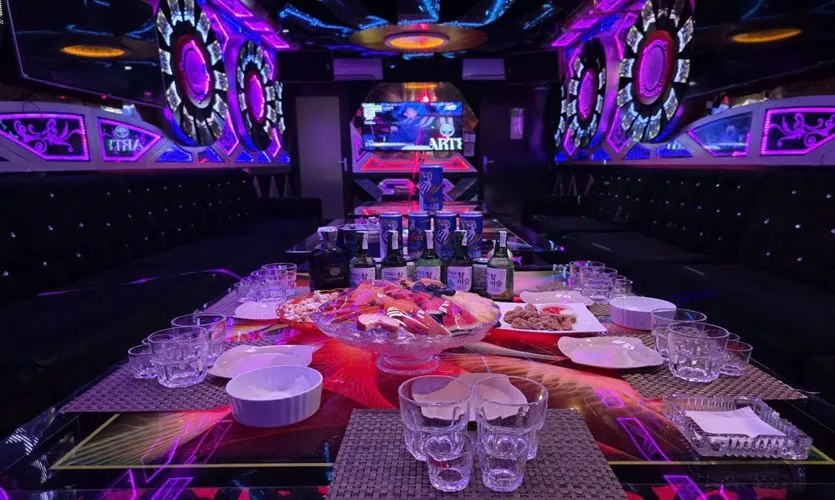 호치민 1군 102 가라오케 내부 인테리어, 차분한 조명과 쾌적한 이용 환경