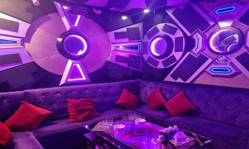 호치민 1군 102 가라오케 로비 전경, 깔끔한 대기 공간과 정돈된 실내 분위기