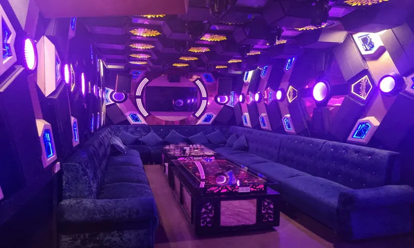 호치민 1군 102 가라오케 룸 내부, 편안한 소파와 프라이빗한 노래 공간