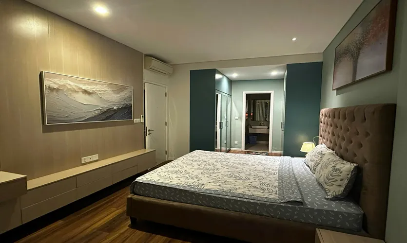 아파트 거실 전경, 넓은 공간과 통유리 구조의 쾌적한 거실