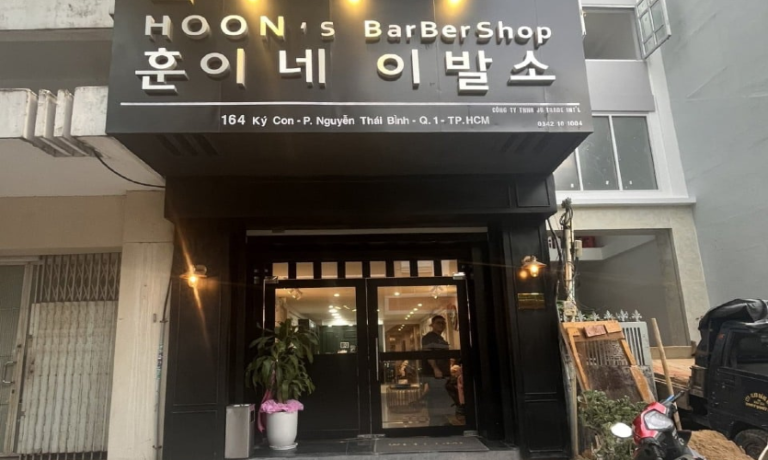 hochiminh-district1-hooni-barbershop-entrance