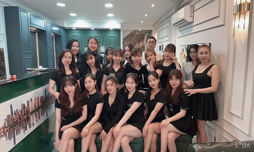 호치민 1군 훈이네 이발소 로비 공간, 깔끔한 대기 좌석과 정돈된 분위기