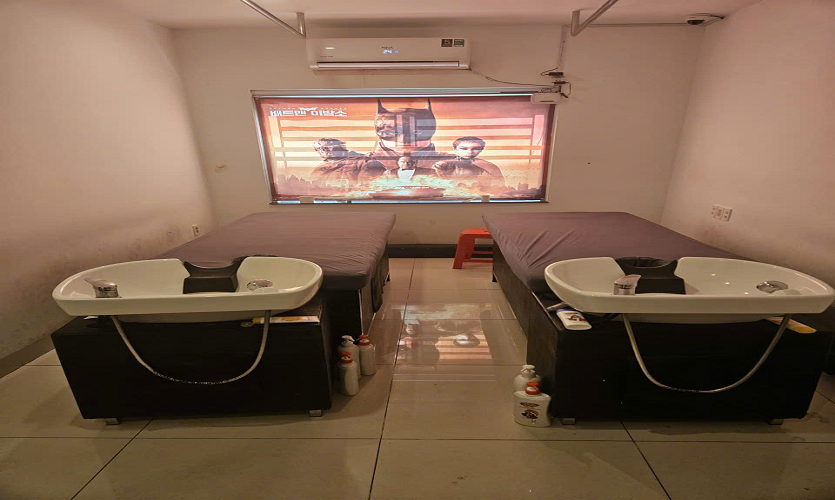 호치민 7군 배트맨 이발소 내부 인테리어, 세련된 조명과 안정적인 분위기