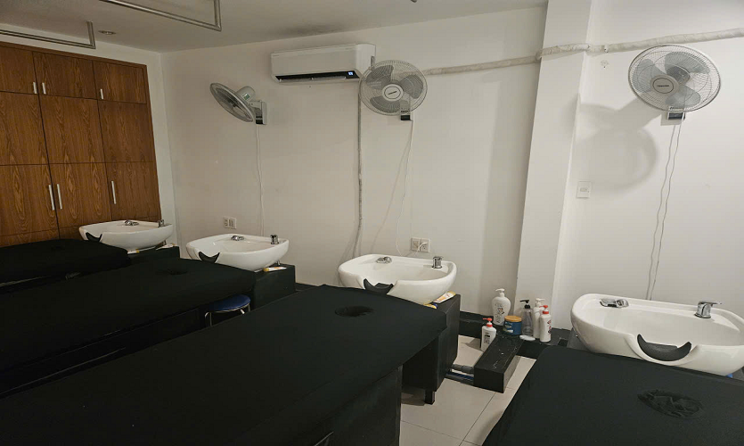 배트맨 이발소 로비 공간, 편안한 대기 좌석과 정돈된 분위기