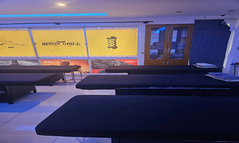 호치민 7군 배트맨 이발소 이용 모습, 숙련된 바버의 정교한 커트 서비스