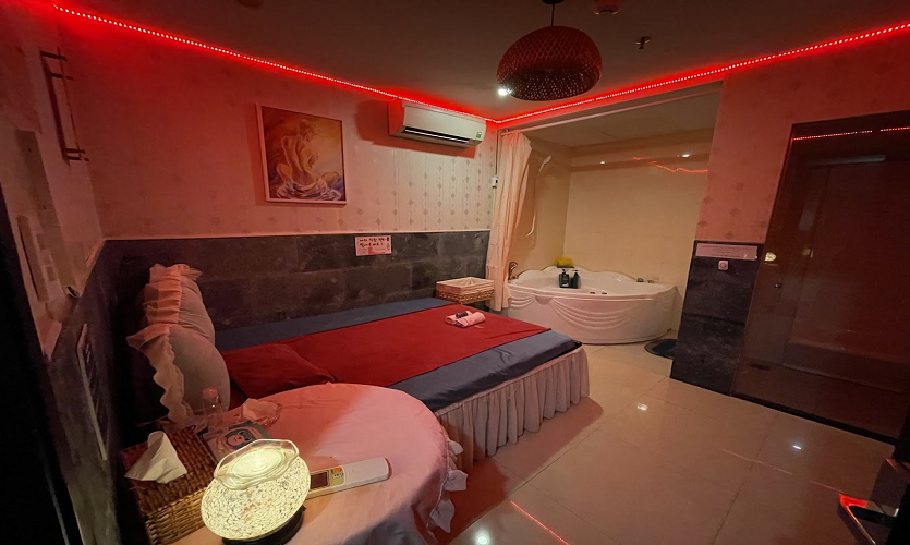 다낭 풍투이 입구 전경, 다낭 마사지 방문객들이 찾는 풍투이 매장 외관