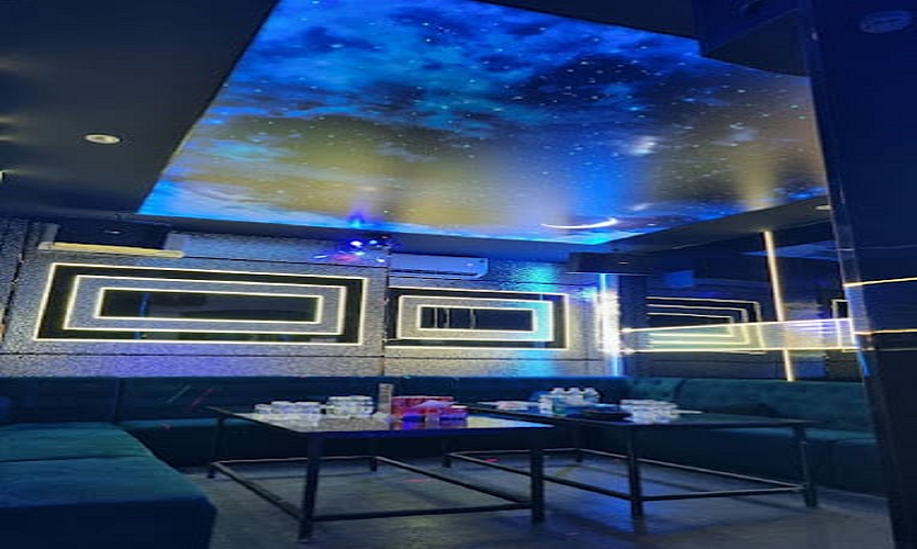 호치민 오로라 가라오케 프라이빗 룸 내부 모습, 소파형 좌석이 배치된 노래방 공간