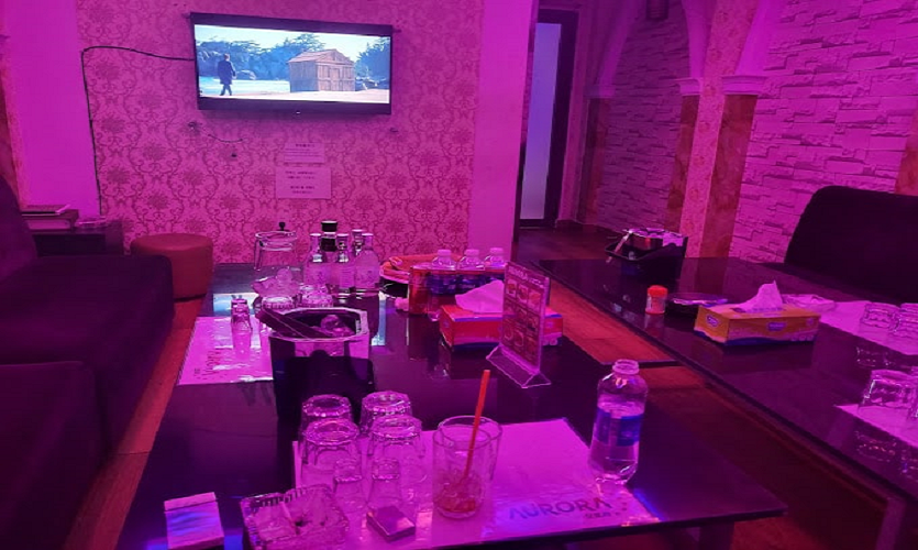 호치민 1군 오로라 가라오케 실내 인테리어, 은은한 조명과 편안한 분위기의 룸