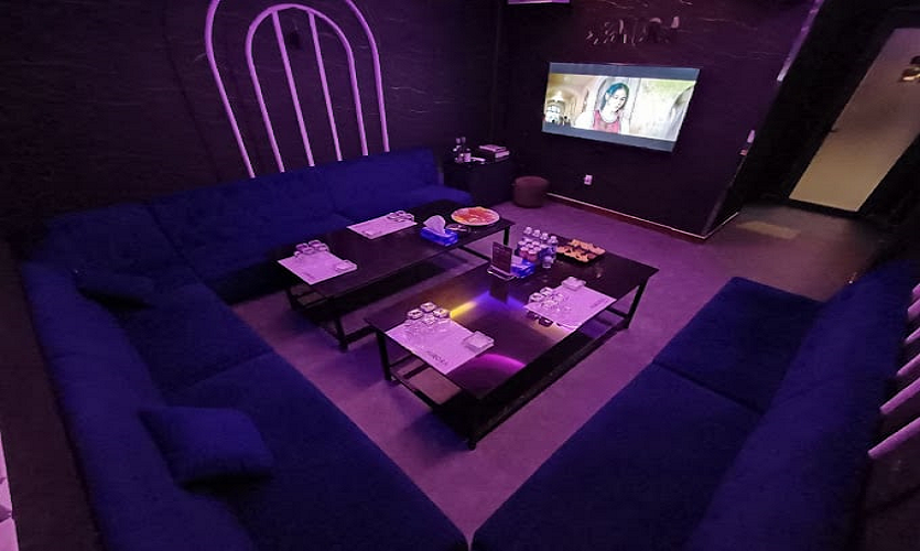 호치민 오로라 가라오케 로비 공간, 방문객 대기와 안내가 이루어지는 내부 공간