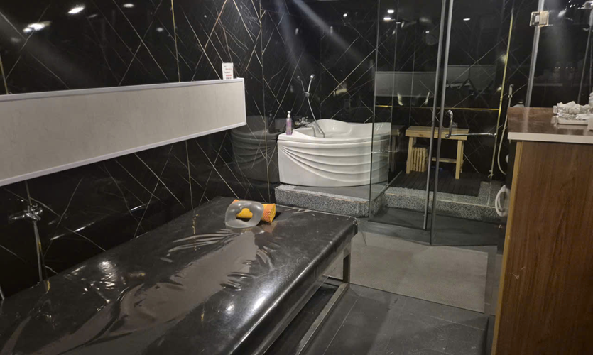 호치민 딸기 때밀이 입구 전경, 호치민 마사지 방문객들이 찾는 스파 매장 외관