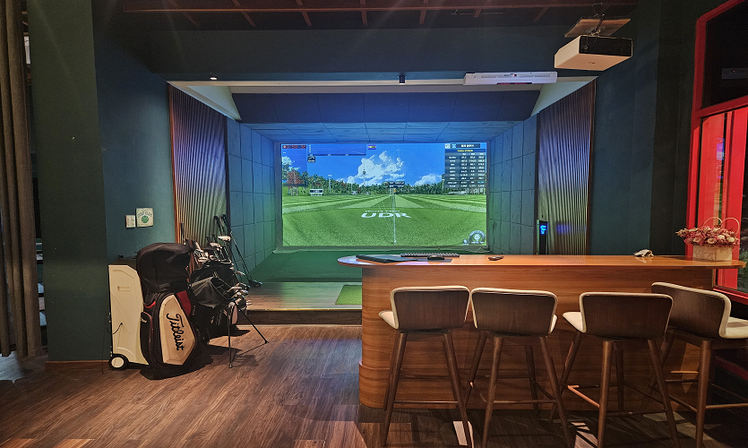 호치민 럭키샷 스크린골프 룸 내부, 7군 착석골프 이용 가능한 실내 골프 공간