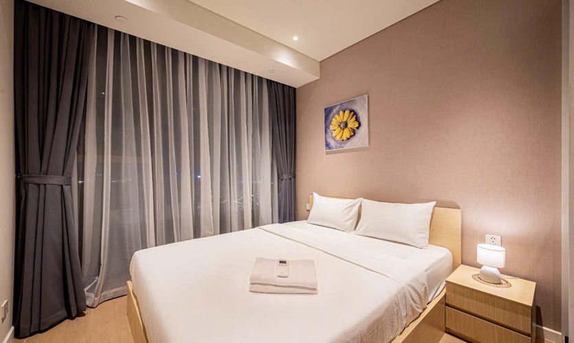 호치민 메트로폴 오페라 아파트 거실 내부 전경, 사이공강 전망이 가능한 고급 레지던스 거실