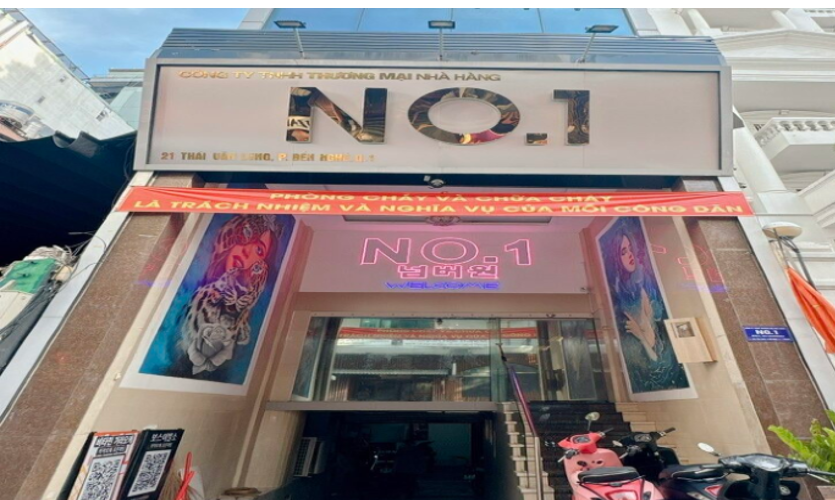 호치민 넘버원 가라오케 입구 전경, 1군 중심 지역에서 운영되는 가라오케 업장