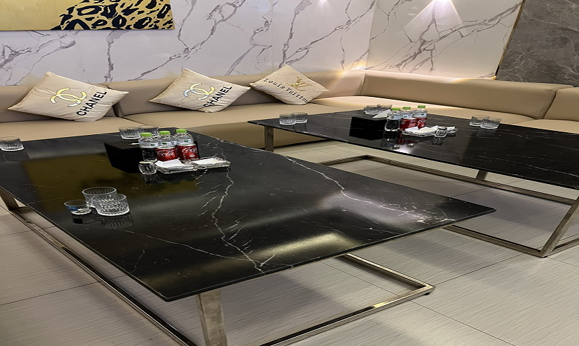 호치민 넘버원 가라오케 내부 로비 공간, 방문객 안내와 대기가 이루어지는 공간