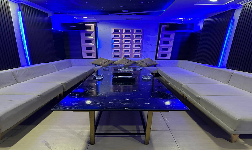 호치민 넘버원 가라오케 프라이빗 룸 내부 모습, 소파 좌석이 마련된 노래방 공간