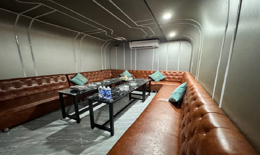 호치민 1군 원투 가라오케 로비 전경, 대기 공간과 정돈된 실내 분위기