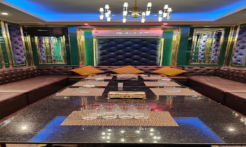 호치민 1군 두바이 가라오케 룸 내부, 편안한 소파와 프라이빗한 노래 공간