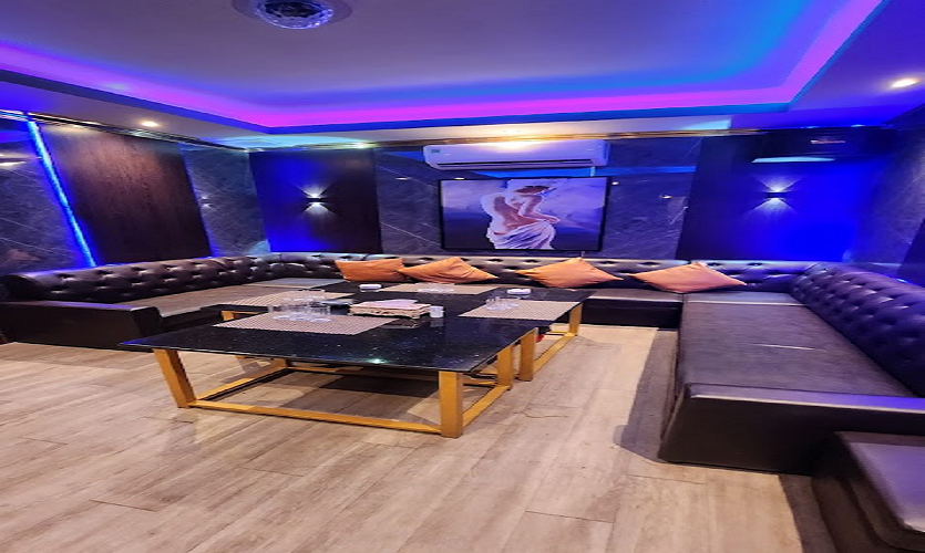 호치민 1군 두바이 가라오케 로비 전경, 깔끔한 대기 공간과 정돈된 실내 분위기