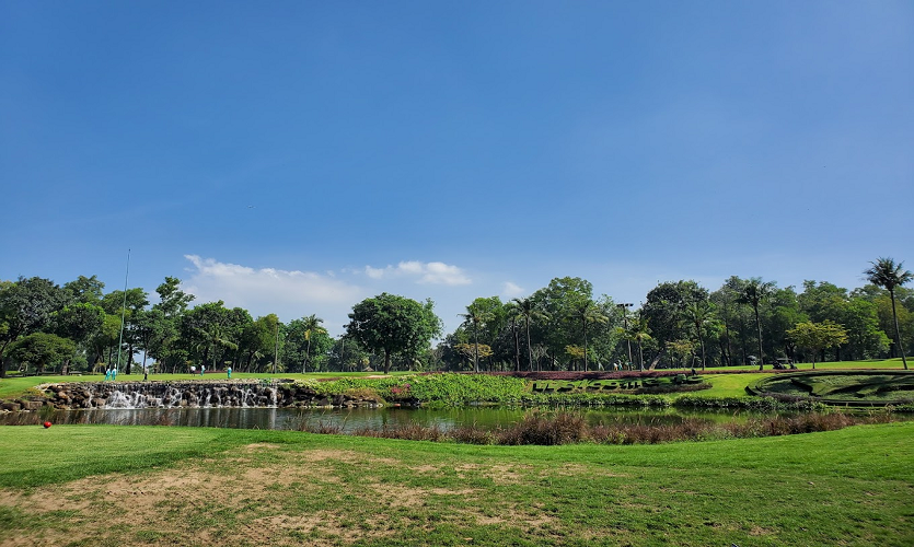 호치민 투득 골프장 페어웨이 전경, 넓은 코스와 평탄한 라운딩 환경