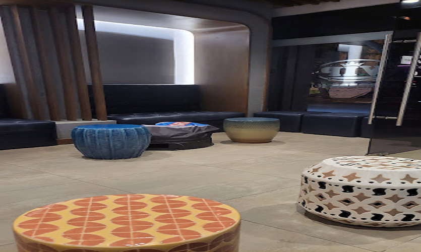 호치민 VIP 이발소 로비 전경, 깔끔한 대기 공간과 정돈된 실내 분위기