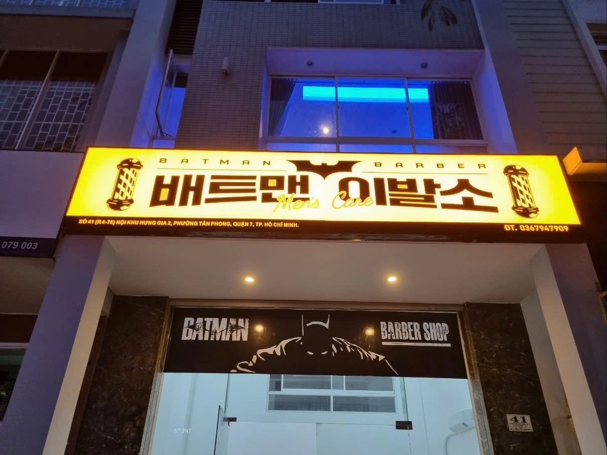 호치민 7군 배트맨 이발소 내부